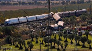 Cine este rom&acirc;nul erou din Spania, a salvat 200 de pasageri din tragedia feroviară. A tăiat gardul de protecție, a alertat serviciile de urgență și i-a transportat pe răniți la spital cu propria mașină: Am crezut că a fost o bombă