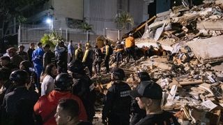 VIDEO: Un locuitor din Venezuela a filmat cum a ieșit dintr-un bloc distrus de cutremur / București este capitala cea mai expusă la cutremure din Uniunea Europeană