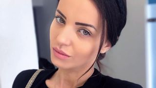 VIDEO Ambulanță chemată DE URGENȚĂ la cimitir. Mama Mădălinei Apostol i s-a făcut rău lângă groapa în care fiica sa își va dormi somnul de veci. Sunt scene GREU DE PRIVIT, iar momentul i-a tulburat pe toți cei aflați acolo