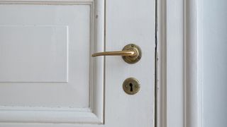 Femeie din Ploiești, descoperită moartă în apartament. Ar fi decedat în urmă cu aproximativ 4 ani, fără ca cineva să știe ce s-a întâmplat, iar trupul ei a rămas neobservat până în prezent. CE A SCOS LA IVEALĂ administratorul blocului și ce spun vecinii