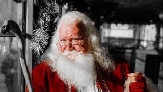 Copiii îl știau drept Moș Crăciun, dar ÎN SPATELE COSTUMULUI era Cornel Bubui. Acum, omul care aducea zâmbete pe chipul micuților NU MAI ESTE. Ce s-a întâmplat, de fapt, cu orădeanul: "Cu o durere greu de..."