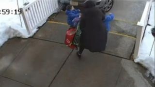 Momentul în care o mamă încearcă cu disperare să-și salveze copiii striviți de o mașină. CE S-A DESCOPERIT despre șoferul autoturismului este REVOLTĂTOR. Modul în care s-a dat jos din mașină și ce a făcut imediat după...