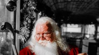 Copiii îl știau drept Moș Crăciun, dar ÎN SPATELE COSTUMULUI era Cornel Bubui. Acum, omul care aducea zâmbete pe chipul micuților NU MAI ESTE. Ce s-a întâmplat, de fapt, cu orădeanul: "Cu o durere greu de..."