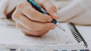 EVALUAREA NAȚIONALĂ 2026: Proba la limba și literatura maternă are loc astăzi. Ce reguli trebuie să respecte elevii?