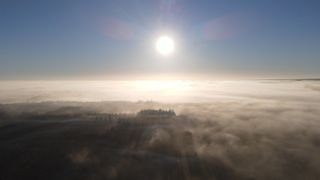 O fetiță de 4 ani a fost găsită într-o mașină încinsă din cauza temperaturilor extreme