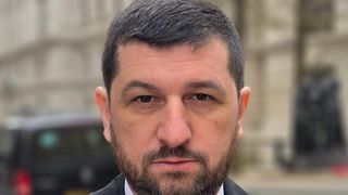AU APĂRUT IMAGINILE cu momentul în care a fost lăsat capul de porc la poarta lui Marius Lulea, fondatorul AUR. Ce s-a întâmplat ÎN TOIUL NOPȚII și cine se află în spatele gestului macabru: "O amenințare cu moartea. Am fost..."