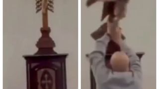 VIDEO MOMENTE ȘOCANTE într-o biserică. O cruce a căzut peste un alt preot chiar ÎN TIMPUL SLUJBEI, iar totul a fost surprins de camerele de supraveghere: "Locul în care ar trebui să..."