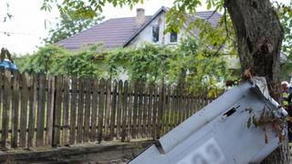 Autoritățile, ÎN ALERTĂ! SRI și MApN au intervenit de urgenţă după ce O DRONĂ S-A PRĂBUȘIT într-un sat. Locuitorii din zonă AU FOST EVACUAȚI, iar declaraţiile martorilor sunt tulburătoare: "S-a auzit un vuiet puternic, urmat de o bubuitură..."
