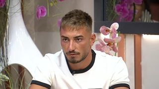DE NECREZUT ce le-a spus noul concurent din Casa Iubirii fetelor. De la ce a pornit ÎNTREAGA DISCUȚIE?! Senin a fost DIRECT și TRANȘANT, fără să țină cont că este filmat: "Sunteți foarte rele. Nu zic că a fost o reacție proastă, e..."