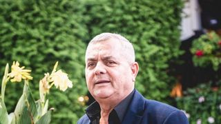 S-a stins omul din spatele atâtor generații de dansatori. Maestrul Ionel Petrișoru A MURIT, iar lumea folclorului pierde O VOCE IMPORTANTĂ A TRADIȚIEI și un mentor pentru cei care i-au călcat pragul: "Pașii pe care i-a așezat în scenă vor..."