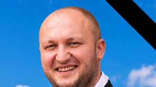Ultimul "ADIO"spus printre LACRIMI și SUSPINE. Imaginile de la înmormântarea medicului rezident găsit mort în baia Spitalului Floreasca sunt GREU DE PRIVIT, iar scena despărțirii este de-a dreptul sfâșietoare. Ce s-a întâmplat în curtea bisericii