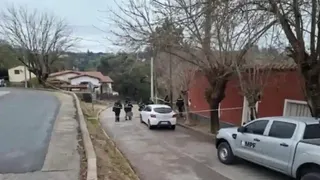Cadavrul unei femei a fost descoperit la 150 de metri de locul unde A FOST GĂSIT UN CRANIU în urmă cu câteva săptămâni. Câinele unei localnice a adus în casă un INDICIU TULBURĂTOR