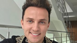 A zis "DA"!!! Toți au rămas ȘOCAȚI când au văzut! Mihai Trăistariu, primele imagini de la NUNTĂ. CINE SE AFLĂ la brațul artistului a creat isterie în ONLINE...NU te-ai fi așteptat la ea: "Casă de piatră! Meriți!"