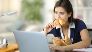(P) Foame reală versus foame emoțională: Cum să le deosebești și să eviți m&acirc;ncatul compulsiv