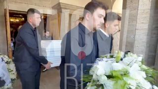 FOTO Durere de nedescris pentru mama Mădălinei Apostol, prăbușită peste sicriul fiicei sale. Trupul ei a fost scos din biserică &icirc;n compania unei serenade de mariachi