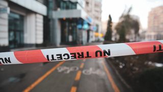 Ea este doctorița care s-a spânzurat de geamul apartamentului. A fost găsită fără suflare, atârnând de o funie