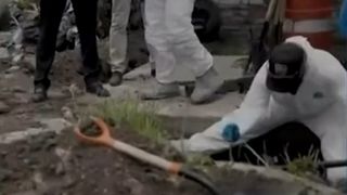 Descoperire macabră! Peste 30 de cadavre au fost găsite într-o casă abandonată. FOTO