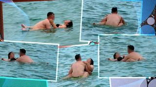 Dragostea plutește la propriu pe litoral! Doi &icirc;ndrăgostiți au transformat marea &icirc;ntr-o scenă de film romantic. Turiștii prezenți s-au uitat de două ori
