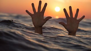 O &icirc;ntreagă familie de turiști a fost &icirc;nghițită de valuri, &icirc;n Corfu, Grecia. Mama, tatăl și copilul au fost scoși din apă de martori