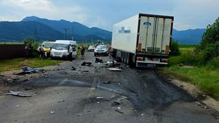 Un t&acirc;năr de 28 de ani și-a pierdut viața după ce mașina pe care o conducea s-a ciocnit cu un TIR, &icirc;n Săcele