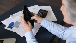 Ajutoarele pentru pensionari vor fi livrate &icirc;n luna mai. Vor primi p&acirc;nă la 1.000 lei direct pe card