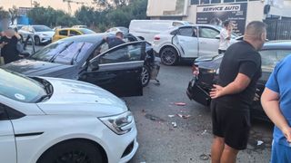 BREAKING NEWS Eveniment rutier pe strada Gherghiței, la intrarea pe A3, &icirc;n București. Unul dintre șoferi a fost transportat de urgență la spital
