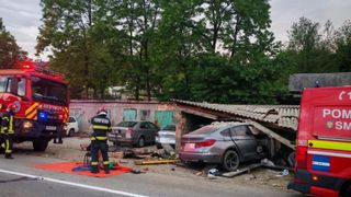 Două persoane au ajuns la spital după ce mașina &icirc;n care se aflau a intrat &icirc;ntr-un gard metalic. Șoferul avea permisul suspendat