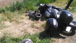 Un adolescent de 15 ani a fost transportat la spital după ce s-a răsturnat cu motocicleta &icirc;n județul Alba. Acesta nu avea permis