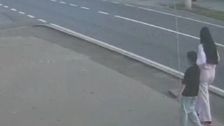 Două fete de 9 și 16 ani au ajuns la spital după ce au fost acroșate de două mașini &icirc;n timp ce traversau strada pe DN1, &icirc;n Bușteni