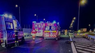 Cinci mașini s-au ciocnit &icirc;n lanț pe A1. Șapte persoane au ajuns &icirc;n stare gravă la spital