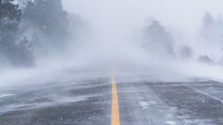 Prognoza meteo ANM pentru vineri, 3 aprilie 2026. Meteorologii anunță cod galben de v&acirc;nt puternic, ploi și ninsori