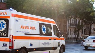 Un bărbat de 68 de ani a intrat cu mașina &icirc;ntr-un st&acirc;lp de electricitate, &icirc;n Neamț