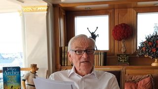 S-a stins din viață scriitorul Jeffrey Archer. Ultimul său roman, &bdquo;Adam și Eva&rdquo;, va fi lansat azi &icirc;n librării