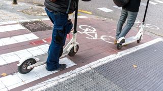 Reguli noi &icirc;n trafic. Cei care merg pe trotineta electrică ar putea fi obligați să facă un curs de legislație rutieră