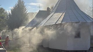 O mănăstire din județul Suceava a fost cuprinsă de foc. Acoperișul și mai multe obiecte de cult au fost afectate 