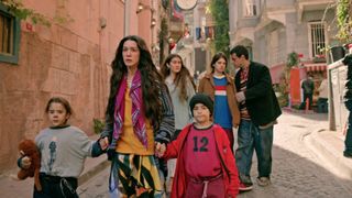 Secretul tatuajului actriței Hazal Subaşı. Actrița care o interpretează pe Azize din serialul &bdquo;Ai nimănui&rdquo;, de la Kanal D, și-a scris pe piele un mesaj cu semnificații profunde