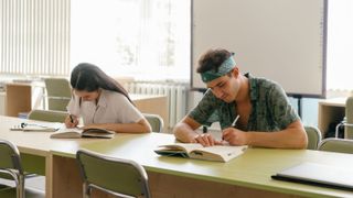 Bani pentru elevii care au obținut media 10 la examenele naționale! Ce sume ar putea primi absolvenții