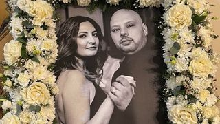 Imagini sf&acirc;șietoare de la priveghiul celor doi soți care și-au pierdut viața &icirc;n evenimentul din Ciortești. Detaliul important care lipsește de pe una dintre cruci