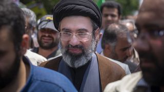Fiul ayatollahului Ali Khamenei este favorit pentru funcția de lider suprem al Iranului. &Icirc;ntre timp, conflictul cu Israel continuă pentru a cincea zi consecutiv