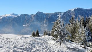 Ciclonul Erminio ajunge &icirc;n Rom&acirc;nia. Meteorologii anunță strat de zăpadă de p&acirc;nă la 20 de cm la munte și ploi &icirc;n restul regiunilor