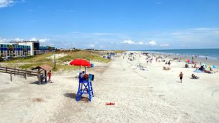 Român de 48 de ani, mort pe o plajă din Italia. Bărbatul s-a prăbușit pe nisip după ce ar fi acuzat stări de rău