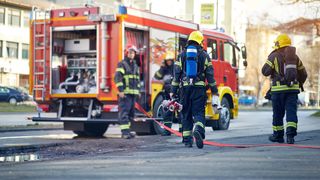 Deflagrație puternică &icirc;ntr-o locuință din județul Prahova, &icirc;n cursul zilei de s&acirc;mbătă. Un bărbat a ajuns &icirc;n stare gravă la spital