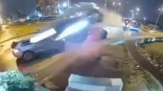 VIDEO Momentul în care un șofer din Oradea zboară cu mașina peste un sens giratoriu. Bărbatul  ar fi acuzat stări de rău înainte de incident