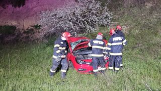BREAKING NEWS O mașină s-a răsturnat pe c&acirc;mp, &icirc;n județul Iași. Trei persoane au ajuns la spital