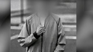 UPDATE: El este elevul de clasa a VIII-a care a fost lăsat să agonizeze două ore &icirc;n curtea școlii. Profesoara de sport a &icirc;ncercat &icirc;n tot acest timp să &icirc;l țină &icirc;n viață