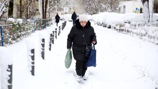 Este alertă de vremea rea &icirc;n aproape toată țara. Meteorologii ANM au emis cinci coduri de ninsori și viscol
