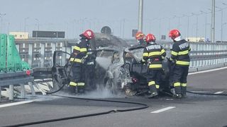 O mașină a fost cuprinsă de foc, pe Dex12 Craiova-Pitești, după ce s-a izbit de parapet. Cele două persoane aflate în mașină au reușit să se evacueze