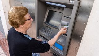 Pensionarii care primesc bani &icirc;n plus &icirc;n 2026. C&acirc;nd intră a doua tranșă a ajutorului financiar