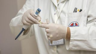 Zeci de persoane infectate cu Ebola au fugit din centrele medicale unde erau internate. OMS avertizează asupra extinderii epidemiei