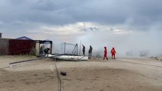 O magazie a fost cuprinsă de flăcări pe plaja Zoom, din Constanța! Ce se &icirc;nt&acirc;mplă la fața locului, &icirc;n aceste momente
